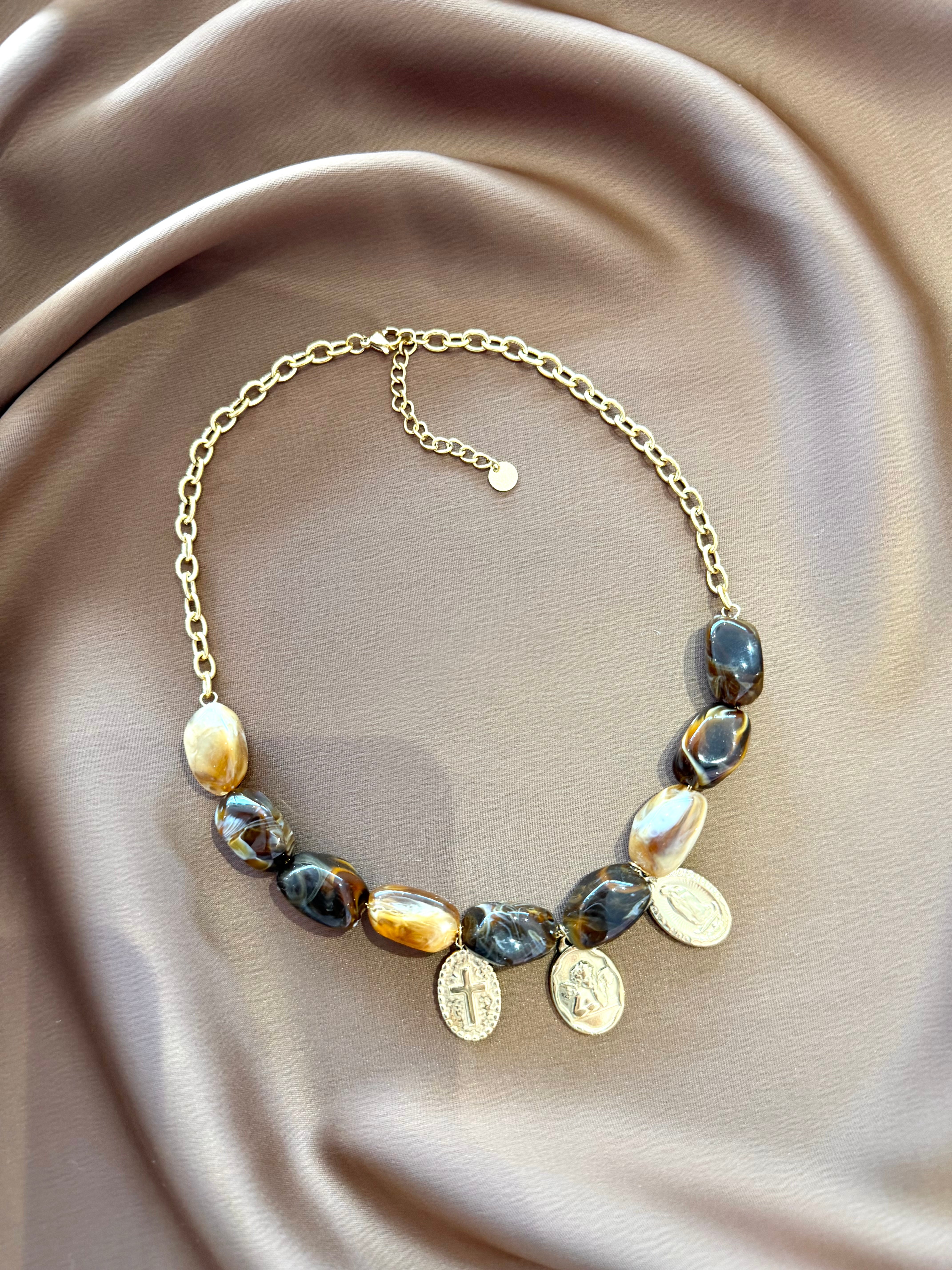 Collier Perles en Résine avec Madailles