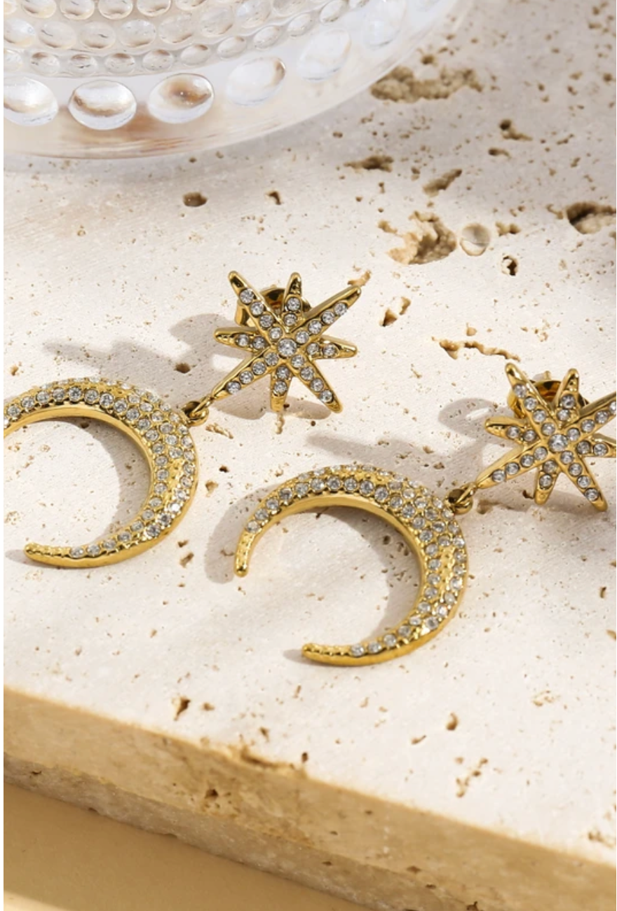 Boucles d'oreilles dorées pendante étoile et lune strassée