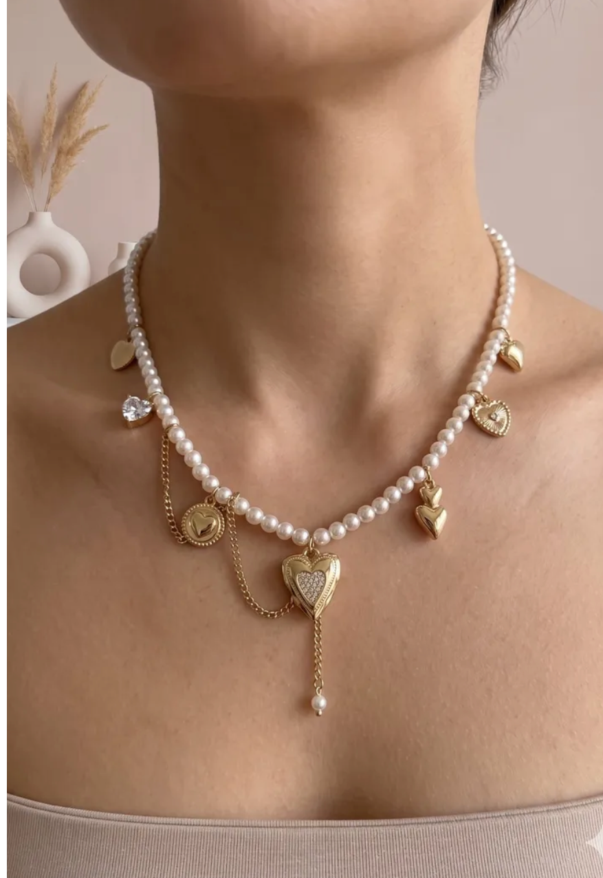 Collier doré chaîne perlée charms cœurs