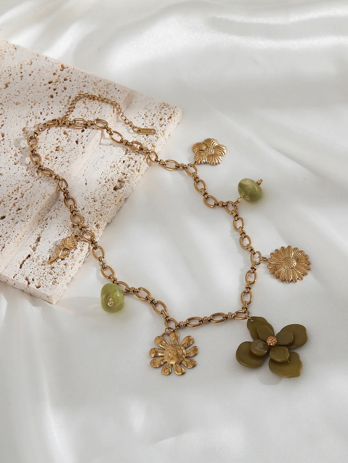 Collier breloque kaki