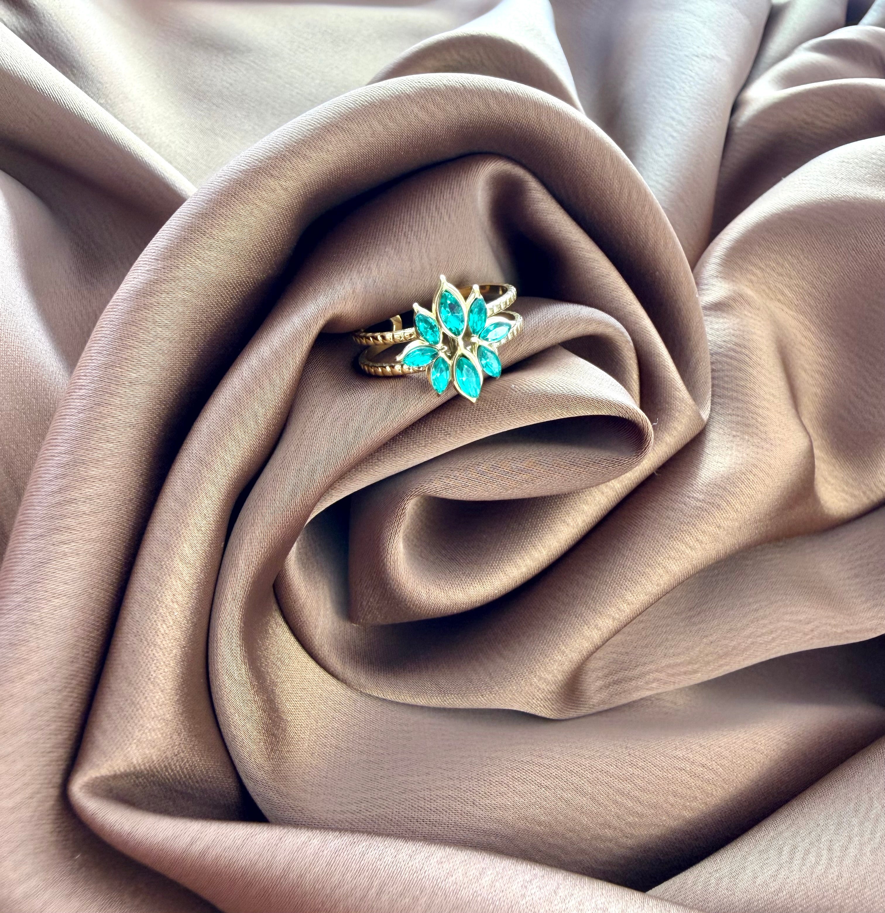 Bague Fleur Pierres Vertes