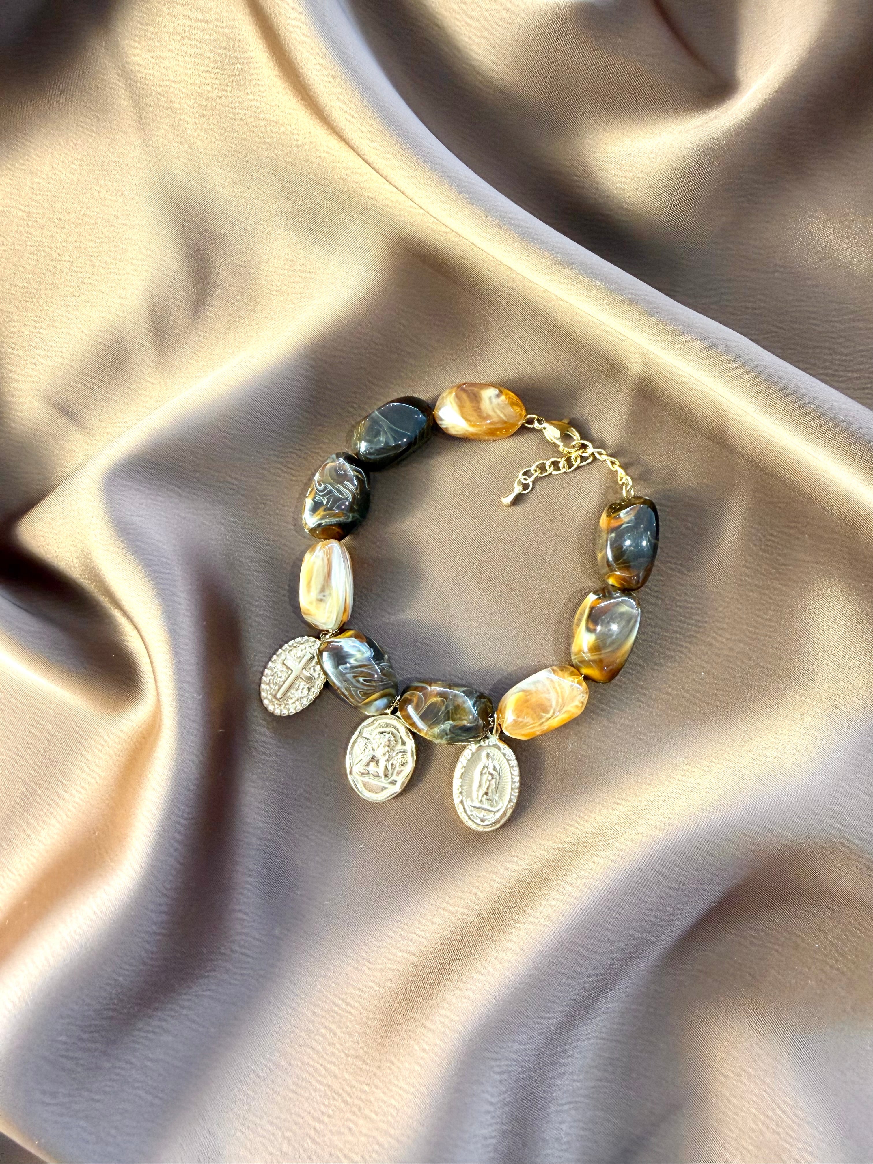Bracelet Perles en Résine avec Médailles