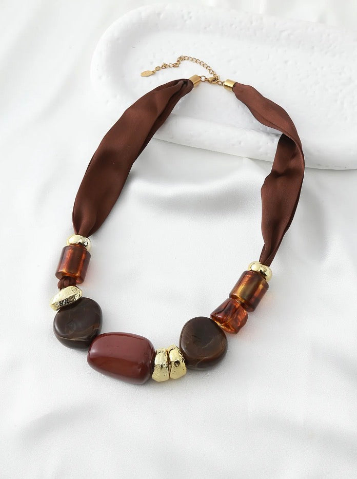 Collier perle/tissu choco
